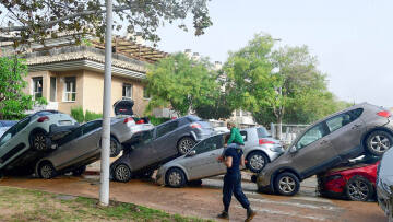 Παγιδεύτηκαν στα αυτοκίνητά τους και πνίγηκαν σε τούνελ της Βαλένθια - «Ό,τι χειρότερο έχω δει στη ζωή μου», λέει πυροσβέστης