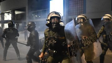 Η ανακοίνωση της ΕΛΑΣ για τα επεισόδια με τους εποχικούς πυροσβέστες - Τους δόθηκε προθεσμία να εκκενώσουν το υπουργείο, επιτέθηκαν στους αστυνομικούς