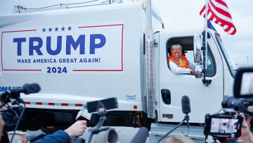 Ντόναλντ Τραμπ: Τρόλαρε τον Μπάιντεν για τα «σκουπίδια» - Φόρεσε γιλέκο οδοκαθαριστή και μπήκε σε απορριμματοφόρο