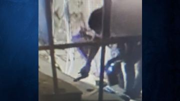 Έκρηξη στους Αμπελοκήπους: Η στιγμή που η ΕΛ.ΑΣ. βρίσκει το πιστόλι - Δείτε φωτογραφία