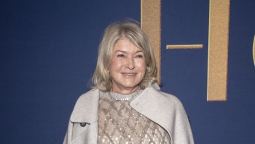 «Ήταν επιθετικός και μου άρεσε»: Η Μάρθα Στιούαρτ θυμήθηκε την πρώτη φορά που έκανε έρωτα με τον σύζυγό της