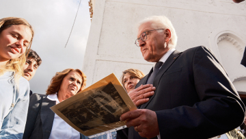 Σταϊνμάιερ: Ζήτησε συγγνώμη στα ελληνικά στην Κάνδανο - Ούτε κουβέντα για τις γερμανικές αποζημιώσεις