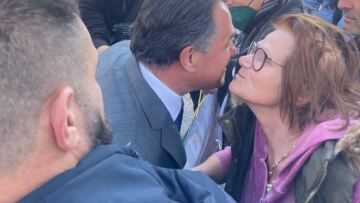 Άδωνις Γεωργιάδης: Το φιλί σε διαδηλώτρια του ΠΑΜΕ όταν του είπε «είσαι πιο όμορφος από κοντά», δείτε βίντεο