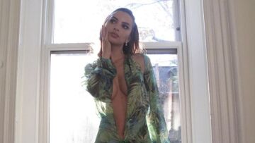 Έμιλι Ραταϊκόφσκι: Ποζάρει με το εμβληματικό φόρεμα της Τζένιφερ Λόπεζ για το Χάλογουιν