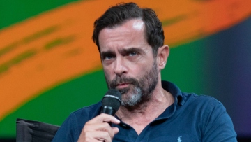 Κωνσταντίνος Μαρκουλάκης: Έπρεπε να πεθάνει ο πατέρας μου για να καταλάβω τι φοβερό άτομο είναι η μητέρα μου