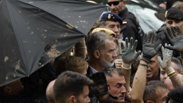 Πλημμύρες στην Ισπανία: Είχαν προειδοποιήσει τον βασιλιά Φελίπε για κίνδυνο αποδοκιμασιών - Τα βίντεο από την επίθεση με λάσπες