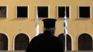 Αναβλήθηκε η δίκη του 53χρονου ιερέα στο Αγρίνιο για τον βιασμό δύο ανήλικων κοριτσιών