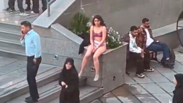 Ιρανή φοιτήτρια: Κύμα συμπαράστασης στην κοπέλα που αψήφησε το καθεστώς και γδύθηκε για να διαμαρτυρηθεί