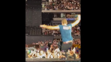 Κρις Μάρτιν: Ατύχημα επί σκηνής για τον τραγουδιστή των Coldplay - Έπεσε σε τρύπα