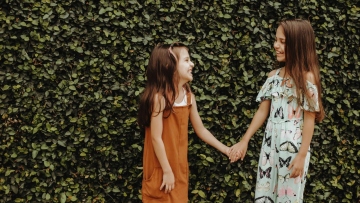 Πρωτότοκα, δευτερότοκα ή μοναχοπαίδια; Πώς η σειρά γέννησής μας επηρεάζει μακροπρόθεσμα την ψυχική υγεία μας