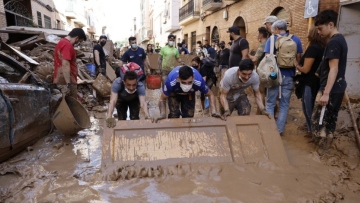 Πάνω από 15.000 στρατιώτες και αστυνομικοί στις περιοχές που επλήγησαν από τις πλημμύρες στην Ισπανία - Τουλάχιστον 219 οι νεκροί