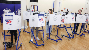 Εκλογές ΗΠΑ 2024: Υψηλή προσέλευση ψηφοφόρων στις πολιτείες κλειδιά παρά τις απειλές για βόμβες