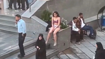 Παρίσι: Σε «κέντρο εξειδικευμένης φροντίδας» η φοιτήτρια που γδύθηκε σε ένδειξη διαμαρτυρίας, λέει η ιρανική πρεσβεία