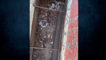 «Αν δεν είχε κατεβάσει το κεφάλι του υπήρχε πιθανότητα να συνθλιβεί» λέει ο πατέρας του 12χρονου που έκλεισαν στο φρεάτιο από τη Νέα Ιωνία