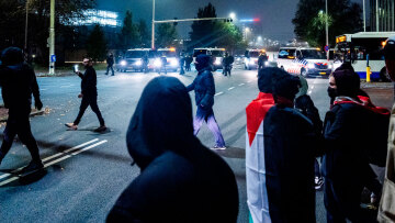 Επεισόδια στο Άμστερνταμ: Πέντε τραυματίες και 62 συλλήψεις από το ξύλο στους οπαδούς της Μακάμπι - Εξετάζεται και περιστατικό ομηρίας