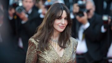 Μόνικα Μπελούτσι: Με σούπερ μίνι σε νέα αισθησιακή φωτογράφιση