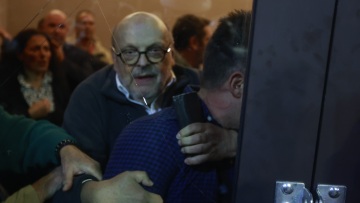 Αντώναρος: «Θα το έκανα ξανά για να βοηθήσω οποιαδήποτε κυρία» λέει για το κεφαλοκλείδωμα στον πορτιέρη του συνεδρίου του ΣΥΡΙΖΑ