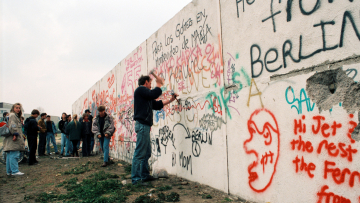 Τείχος του Βερολίνου: 35 χρόνια μετά την Πτώση – Τι άλλαξε στις ζωές και την υγεία των Γερμανών
