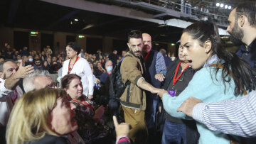 Συνέδριο ΣΥΡΙΖΑ: Επεισόδιο με υποστηρικτές του Κασσελάκη - Τους έβγαλαν σηκωτούς από την αίθουσα