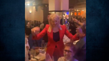 Θεοδώρα Τζάκρη: Χορεύει το «μου 'φαγες όλα τα δαχτυλίδια» λίγο μετά τη διάσπαση του ΣΥΡΙΖΑ