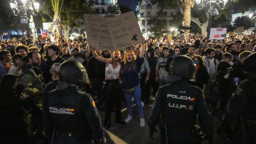 Καζάνι που βράζει η Βαλένθια - Συνεχίζονται οι διαδηλώσεις, χιλιάδες κάτοικοι ζητούν παραιτήσεις μετά τις φονικές πλημμύρες