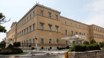 Φρίκη από τις καταγγελίες για τον αστυνομικό της Βουλής - Με βία ανάγκαζε τη σύζυγό του να ασελγεί στα παιδιά τους -  Το ατύχημα που επανεξετάζεται