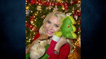 Ελένη Μενεγάκη: Εύχεται «καλά Χριστούγεννα» ποζάροντας μπροστά από το στολισμένο δέντρο της