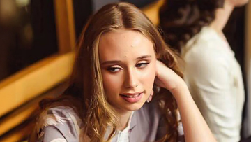 Βανδαλισμός σε γκαλερί στο Παρίσι όπου εργάζεται η φερόμενη νόθα κόρη του Πούτιν, δείτε φωτογραφίες 