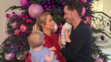 Πάρις Χίλτον: Φωτογραφίζεται με την οικογένειά της μπροστά στο χριστουγεννιάτικο δέντρο στο σπίτι της