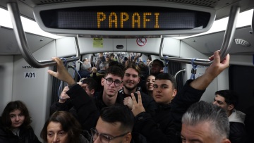 «Κοσμοπλημμύρα» στο Μετρό της Θεσσαλονίκης, γεμάτα φεύγουν τα βαγόνια - Δείτε βίντεο και φωτογραφίες