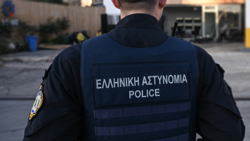 «Είμαι ψυχικά ασταθής, είναι αποτέλεσμα της χρόνιας κακοποίησης» λέει η σύζυγος του αστυνομικού της Βουλής