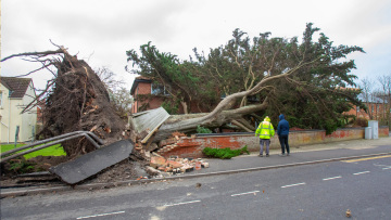 Σφοδρή κακοκαιρία σαρώνει τη Βρετανία - Ένας νεκρός και χιλιάδες σπίτια χωρίς ρεύμα