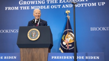 Ο Μπάιντεν προειδοποιεί ότι η οικονομική πολιτική του Τραμπ θα φέρει «καταστροφή 