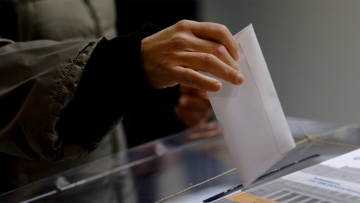 Δημοσκόπηση Interview: Πρωτιά ΝΔ με double score από το δεύτερο ΠΑΣΟΚ, τέταρτη η Πλεύση - 8 στους 10 λένε «όχι» σε κόμμα Σαμαρά ή Τσίπρα