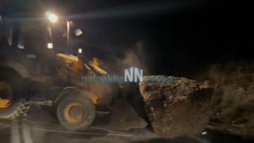 Κατολίσθηση στη Ναυπακτία: Βράχοι έκλεισαν την παλαιά εθνική Αντιρρίου-Ιωαννίνων - Βίντεο
