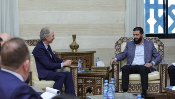 Συνάντηση του ηγέτη των ανταρτών με απεσταλμένο του ΟΗΕ την ώρα που εντείνονται οι βομβαρδισμοί του Ισραήλ στη Συρία 