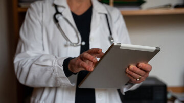 Τη Δευτέρα στον ανακριτή ο πρώην μαιευτήρας που συνελήφθη στην Αχαΐα για πορνογραφία ανηλίκων