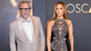 Kέβιν Κόστνερ: Έχει έρθει πολύ κοντά με την Τζένιφερ Λόπεζ - Η βραδινή έξοδος, τα λουλούδια και το ιδιόχειρο σημείωμα