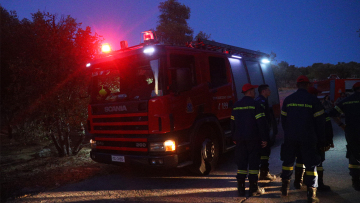 Φωτιά σε αυτοκίνητο στα διόδια της Θήβας - Ζημιές στον σταθμό