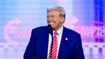 Τραμπ: Το πρόγραμμα «σοκ» που θέλει να εφαρμόσει αμέσως μετά την ορκωμοσία του - Απελάσεις, δασμοί και δικαιώματα των τρανς