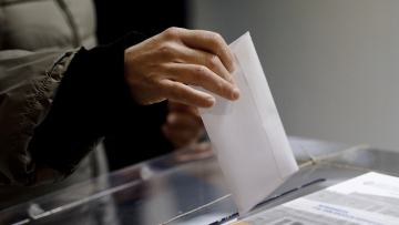 Παγιώνεται η άνοδος της ΝΔ στις δημοσκοπήσεις - Πτώση για το ΠΑΣΟΚ, επιπτώσεις από τον Τραμπ