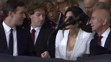 H... κλεφτή ματιά του Ζούκερμπεργκ στο ντεκολτέ της συντρόφου του Τζεφ Μπέζος - Βίντεο 