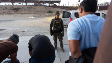 Νεκροί εννιά μετανάστες υπό κράτηση στις ΗΠΑ αφότου ορκίστηκε πρόεδρος ο Τραμπ