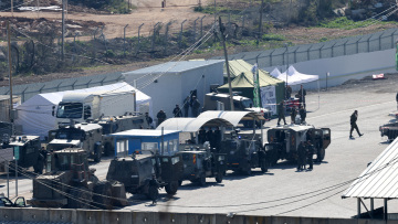 Το Ισραήλ ξεμπλοκάρει την απελευθέρωση Παλαιστίνιων κρατούμενων - Δύο λεωφορεία αναχώρησαν από τις φυλακές Όφερ