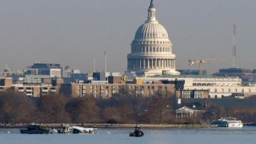 Ανακτήθηκαν τα μαύρα κουτιά του επιβατικού αεροσκάφους που συνετρίβη σε ποταμό της Ουάσινγκτον 