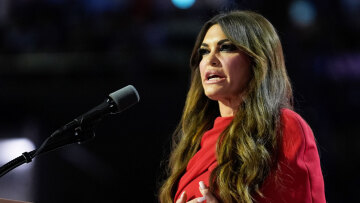 Η Κίμπερλι Γκίλφοϊλ ποζάρει για το περιοδικό Resident: «Σύμβολο επιτυχίας και δυναμισμού»