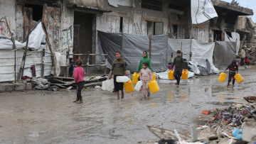 «Ούτε ο καιρός, ούτε ο Τραμπ, ούτε το Ισραήλ θα μας διώξουν από τη γη μας», λένε οι κάτοικοι της Γάζας