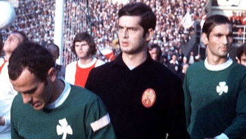 Το ελληνικό ποδόσφαιρο αποχαιρετά τον Τάκη Οικονομόπουλο: Το «Πουλί» πέταξε για να βρει τον «Στρατηγό»