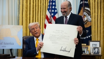 «Χρυσές κάρτες Τραμπ» για μόνιμη διαμονή στις ΗΠΑ έναντι 5 εκατομμυρίων δολαρίων 