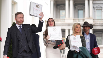 Ο Λευκός Οίκος μοίρασε αρχεία για την «αρρωστημένη υπόθεση» του Έπσταϊν σε influencers που είχαν στηρίξει τον Τραμπ, εκνευρίζοντας γερουσιαστές